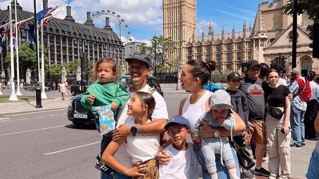 Saat ini keduanya telah memiliki 4 orang anak. Sebagai seorang ibu, Jennifer memang kerap membagikan postingan bersama anak-anaknya di media sosial hingga ia dijuluki sebagai supermom karena mampu mengurus ke empat anaknya tanpa bantuan suster.