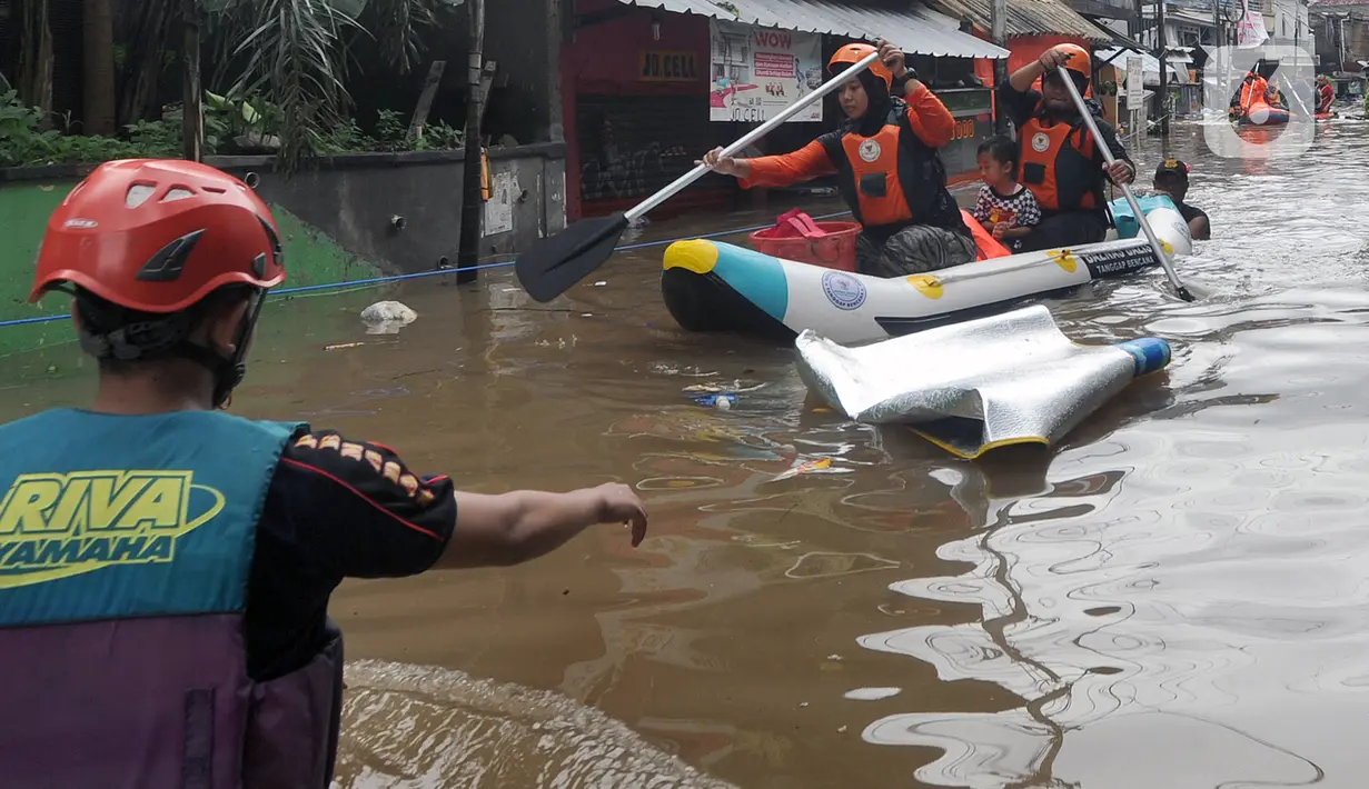 Petugas mengevakuasi warga korban banjir menggunakan perahu karet di kawasan Karet Pasar Baru Barat, Jakarta, Selasa (25/2/2020). Banjir yang terjadi sejak subuh akibat luapan Kanal Banjir Barat tersebut merendam ratusan rumah hingga setinggi dua meter. (merdeka.com/Arie Basuki)