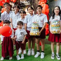 Anak artis pakai seragam SD (Instagram/falconpictures)