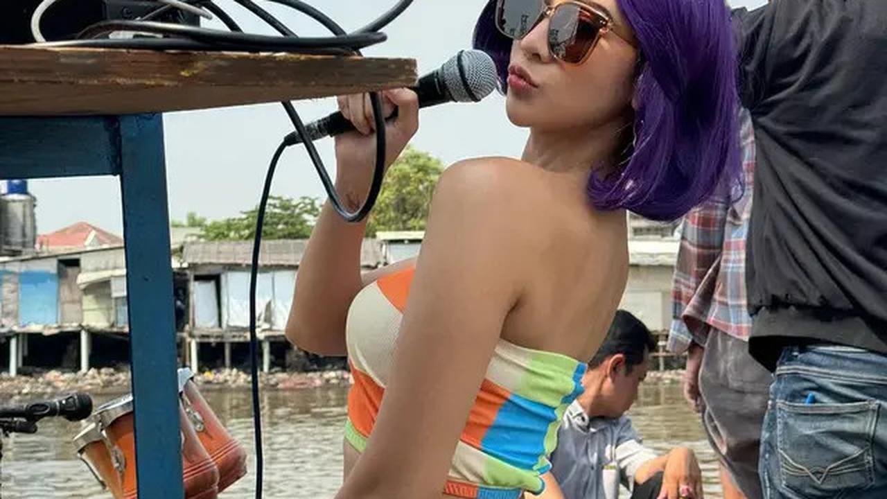 6 Potret Anya Geraldine di Balik Layar Film Mendadak Dangdut, Lelah Tahan Tawa