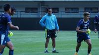 Caretaker pelatih Persib Bandung, Budiman (tengah), saat memimpin latihan Maung Bandung di Stadion Gelora Bandung Lautan Api (GBLA), Kamis (11/8/2022). (Bola.com/Erwin Snaz)