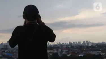 Petugas mengamati posisi hilal menggunakan teleskop di Kantor Wilayah Kementerian Agama Provinsi DKi Jakarta, Jatinegara, Jakarta Timur, Selasa (9/4/2024). (merdeka.com/Imam Buhori)