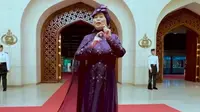 Nyanyi Pakai Bahasa Isyarat di Pernikahan Pangeran Abdul Mateen, Artis Senior Dewi Yull Tuai Pujian.&nbsp; foto: Instagram @dewiyullofficial