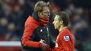 Pelatih Liverpool, Jurgen Klopp, menyalami Lucas Leiva, usai kalah dari MU pada laga Liga Premier Inggris di Stadion Anfield. Kekalahan ini sepertinya akan membuat pelalih asal Jerman itu berbenah pada bursa transfer. (Reuters/Phil Noble)