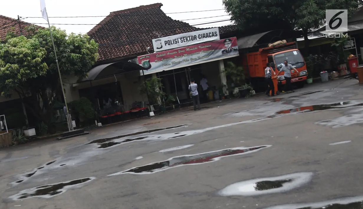Kondisi Polsek Ciracas seusai insiden perusakan dan pembakaran oleh sekelompok massa di Jakarta, Rabu (12/12). Polsek Ciracas dibakar oleh 150 orang yang diduga tidak puas dengan pengusutan pengeroyokan anggota TNI. (Liputan6.com/Herman Zakharia)