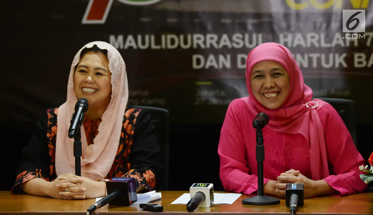 Ketua Umum PP Muslimat NU Khofifah Indar Parawansa (kanan) didampingi Ketua Panitia Harlah Muslimat NU Yenny Wahid menyampaikan paparannya jelang Harlah ke-73 Tahun Muslimat NU, Jakarta, Jumat (25/1). (Merdeka.com/Imam Buhori)