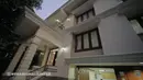 Memiliki fasad minimalis dan elegan, rumah ini didominasi warna putih dari luar, dengan pilar dan jendela-jendela yang tampak dari depan. (YouTube Thariq Halilintar)