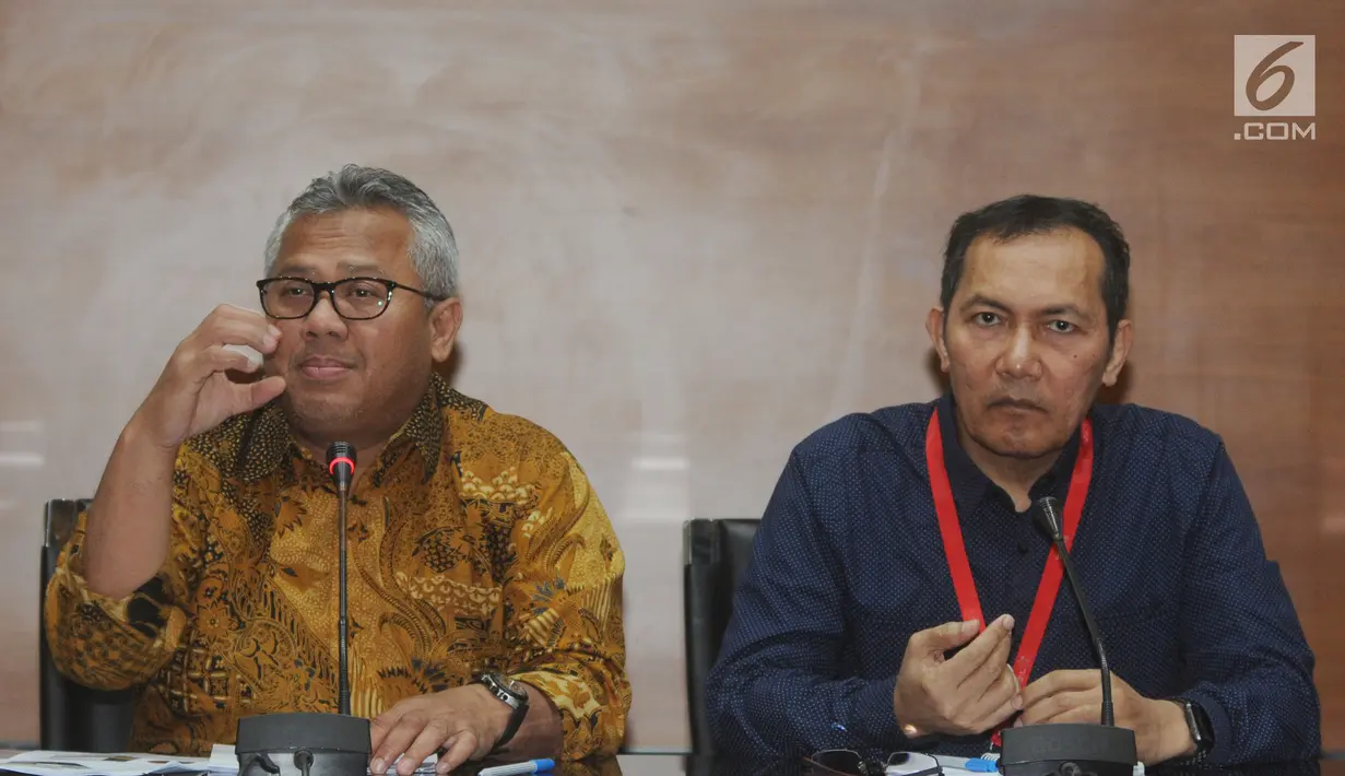Ketua KPU Arief Budiman (kiri) dan Wakil Ketua KPK Saut Situmorang (kanan) memberi keterangan terkait kerja sama LHKPN di Gedung KPK, Jakarta, Senin (8/4). KPU dan KPK mengumumkan nama-nama anggota legislatif yang telah memberikan LHKPN. (merdeka.com/Dwi Narwoko)