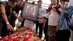 Duka begitu terasa saat prosesi pemakaman Yon Koeswoyo yang dikebumikan di TPU Tanah Kusir. Keluarga dan orang-orang terdekat tak kuasa menahan air mata ketika melihat jenazah sang legendaris dimasukkan ke liang lahat.