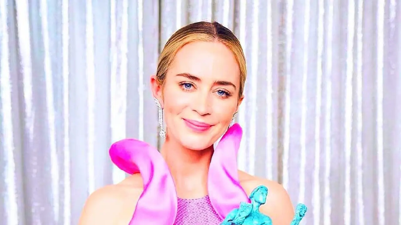 Tampil Mewah, Emily Blunt Pakai Perhiasan Karya Desainer Indonesia di SAG Awards 2019