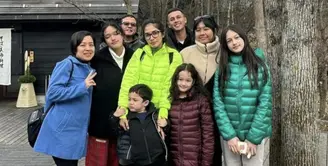 Ussy Pratama berlibur ke Jepang bersama keluarga. Gaya musim dinginnya begitu kompak dan seru. [Foto: Instagram/ Ussy Pratama]