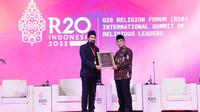 Ketua Umum Pengurus Besar Nahdlatul Ulama (PBNU) KH Yahya Cholil Staquf (Gus Yahya) menerima dua penghargaan sekaligus pada gelaran Forum Religion of Twenty (R20) International Summit of Religious Leaders 2022. (Foto: PBNU)