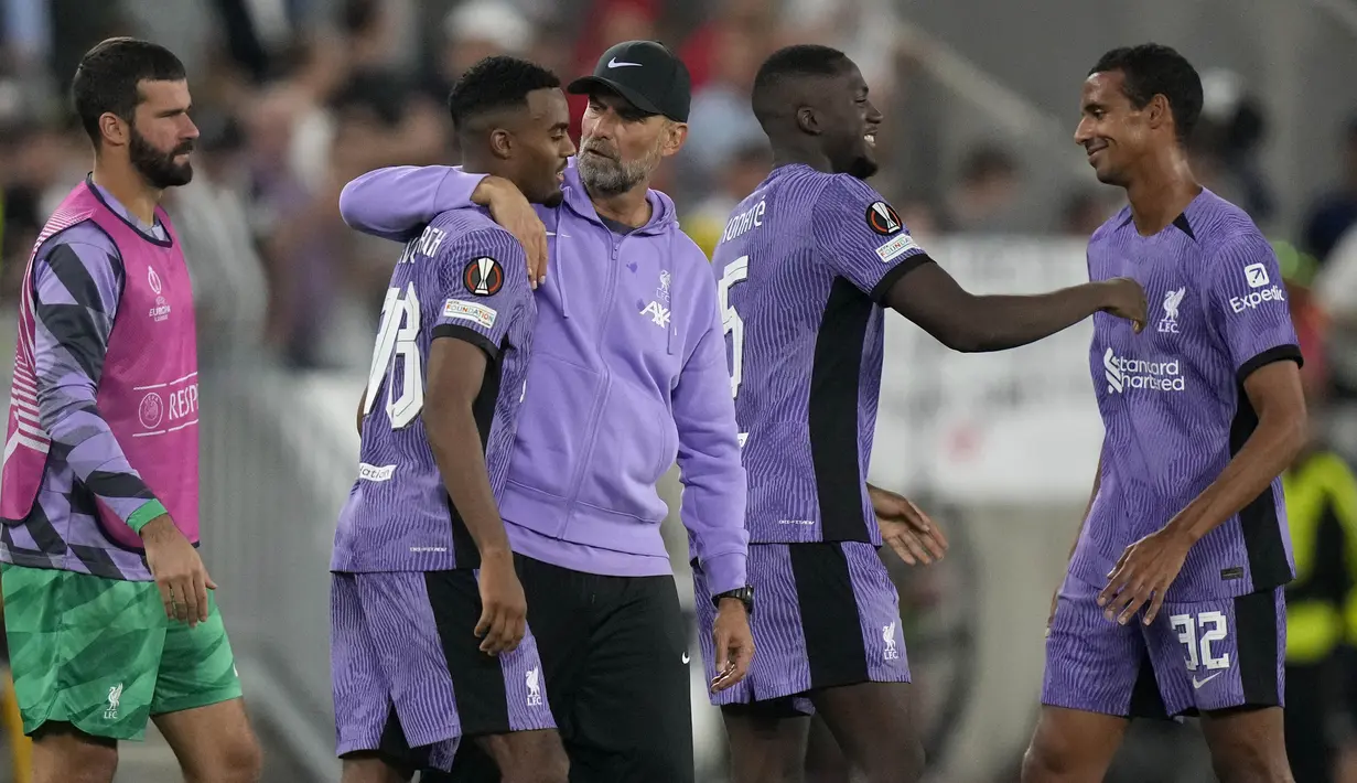 Pelatih kepala Liverpool, Jurgen Klopp (tengah) berbincang dengan pemainnya, Ryan Gravenberch (kedua kiri) setelah laga Grup E Liga Europa 2023/2024 melawan Liverpool di Linz, Austria, Jumat (22/09/2023). Meski berhasil menang, Gravenberch mengaku belum puas atas performanya tersebut. Pemain 21 tahun tersebut harusnya bisa tampil lebih baik bersama Si Merah, seperti dikutip dari situs Liverpool. (AP Photo/Matthias Schrader)