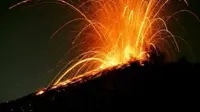 Meski terus erupsi, status Gunung Anak Krakatau tetap waspada. (dok. Pos Pantau Gunung Anak Krakatau Lampung/Yandhi Deslatama)