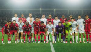 Para pemain Persis Solo dan PSIM Yogyakarta berfoto bersama jelang kick-off laga klasik Derby Mataram di pekan ke-12 BRI Super League 2025/2026 yang berlangsung di Stadion Manahan, Solo, Sabtu (8/11/2025). (Dok. Persis)