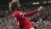 Gelandang Manchester United (MU), Marouane Fellaini, merayakan gol pada pertandingan melawan Crystal Palace di Old Trafford, Sabtu (30/9/2017). (AP/Martin Rickett)