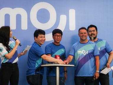 Direktur Moji, Hendy Lim (tengah kiri), Managing Director Emtek, Sutanto Hartono (tengah), dan Michael Owen (tengah kanan) menekan tombol launching MOJI di Sumarecon Mall Serpong, Tangerang Selatan, Minggu (21/08/2022). (Bola.com/Bagaskara Lazuardi)