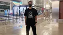 <p>Melihat airport fashion dari Jonatan Christie yang di sini tampak mengenakan t-shirt hitam bermotif tulisan, jogger pants hitam, sneakers, dan backpack yang juga bernuansa senada. Foto: Instagram.</p>