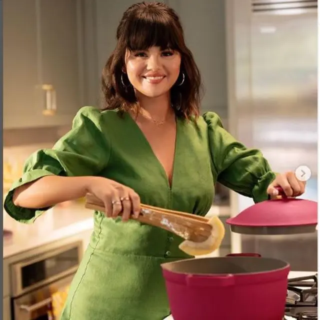 Selena Gomez Rilis Alat Masak Kekinian, Terinspirasi dari Lipstik Favoritnya