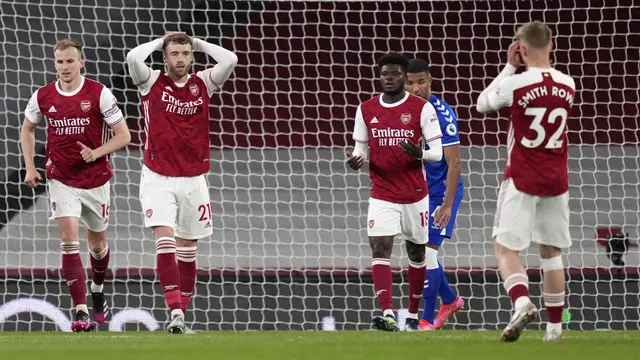 FOTO: Akibat Gol Bunuh Diri Bernd Leno, Rekor 25 Tahun Arsenal Patah - Calum Chambers