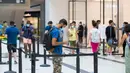 Sejumlah pelanggan yang mengenakan masker mengantre masuk ke sebuah gerai Apple di Toronto, Kanada, pada 7 Juli 2020. Penggunaan pelindung wajah di dalam ruangan dan tempat yang dapat diakses publik menjadi suatu kewajiban di Kota Toronto pada Selasa (7/7). (Xinhua/Zou Zheng)
