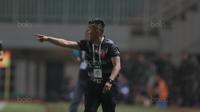 Pelatih PS TNI, Rudy Eka Priyambada memberikan arahan kepada anak asuhnya saat melawan Mitra Kukar pada lanjutan Liga 1 2017 di Stadion Pakansari, Bogor (27/9/2017). PS TNI menang 2-1. (Bola.com/Nicklas Hanoatubun)