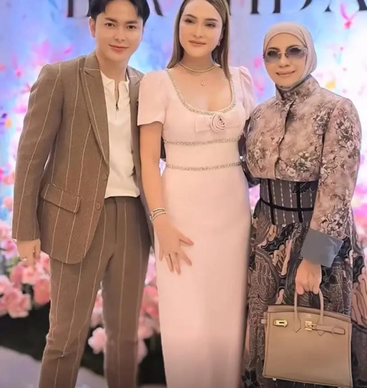Potret Perayaan Ultah Shandy Aulia, Kompak Berpakaian Serba Putih dengan Putrinya