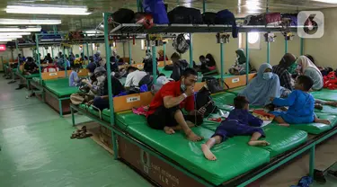 Pemudik berada di dalam Kapal KM Dobonsolo tujuan Semarang yang akan diberangkatkan dari Pelabuhan Indonesia 2, Tanjung Priok, Jakarta Utara, Selasa, (26/42022). PT Pelayaran Nasional Indonesia (Persero) memprediksi penumpang kapal pada musim mudik 2022 ini bisa menembus 417.676 orang selama periode H-15 hingga H+15 Lebaran. (Liputan6.com/Herman Zakharia)