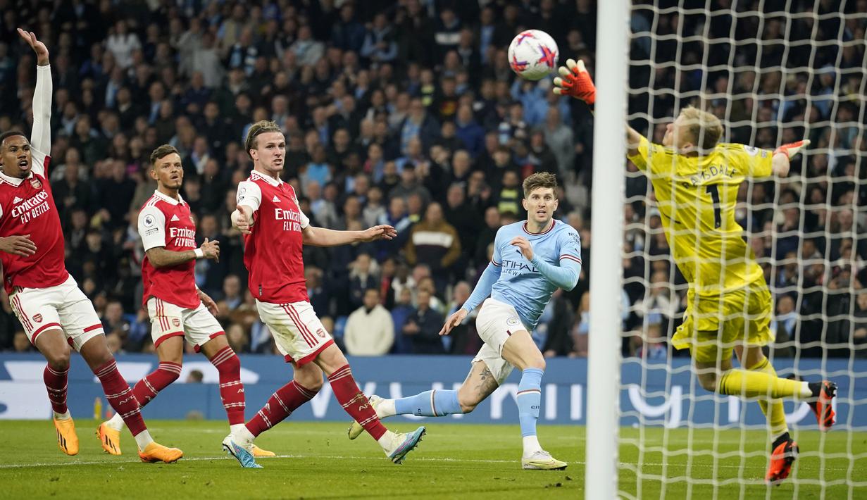 Pemain Manchester City, John Stones, mencetak gol ke gawang Arsenal pada laga Liga Inggris di Stadion Etihad, Kamis (27/4/2023). (AP Photo/Dave Thompson)