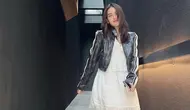 Tampilan Ayu Ting Ting pakai sepatu boots ala Jennie Blackpink. (Dok: IG @ayutingting92&nbsp;https://www.instagram.com/p/DI6KtQrBmHG/?utm_source=ig_web_copy_link&amp;igsh=MzRlODBiNWFlZA==)