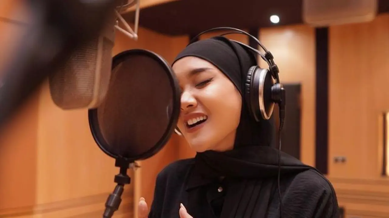 6 Potret Terbaru Cita Citata Tampil Berhijab saat Rekaman, Didoakan Istiqomah