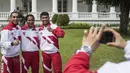 Para atlet foto-foto usai menghadiri pelepasan kontingen di Istana Negara, Jakarta, Senin (7/8/2017). Para atlet Indonesia akan mengikuti SEA Games 2017 Malaysia pada 19-30 Agustus. (Bola.com/Vitalis Yogi Trisna)