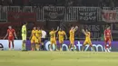 Para pemain Semen Padang merayakan gol keduanya ke gawang Persija Jakarta pada laga pekan ke-30 Liga 1 2024/2025 di Stadion Pakansari, Kabupaten Bogor, Minggu (27/4/2025). (Bola.com/Abdul Aziz)