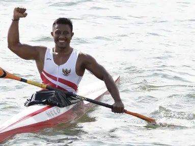 Atlet canoe Indonesia, Maizir Ryondra, melakukan selebrasi usai tampil pada nomor 1000 meter SEA Games 2019 di Subic, Filipina, Jumat (6/12). Dirinya berhasil meraih medali emas dengan catatan waktu 3 menit 55,841 detik. (Bola.com/M Iqbal Ichsan)