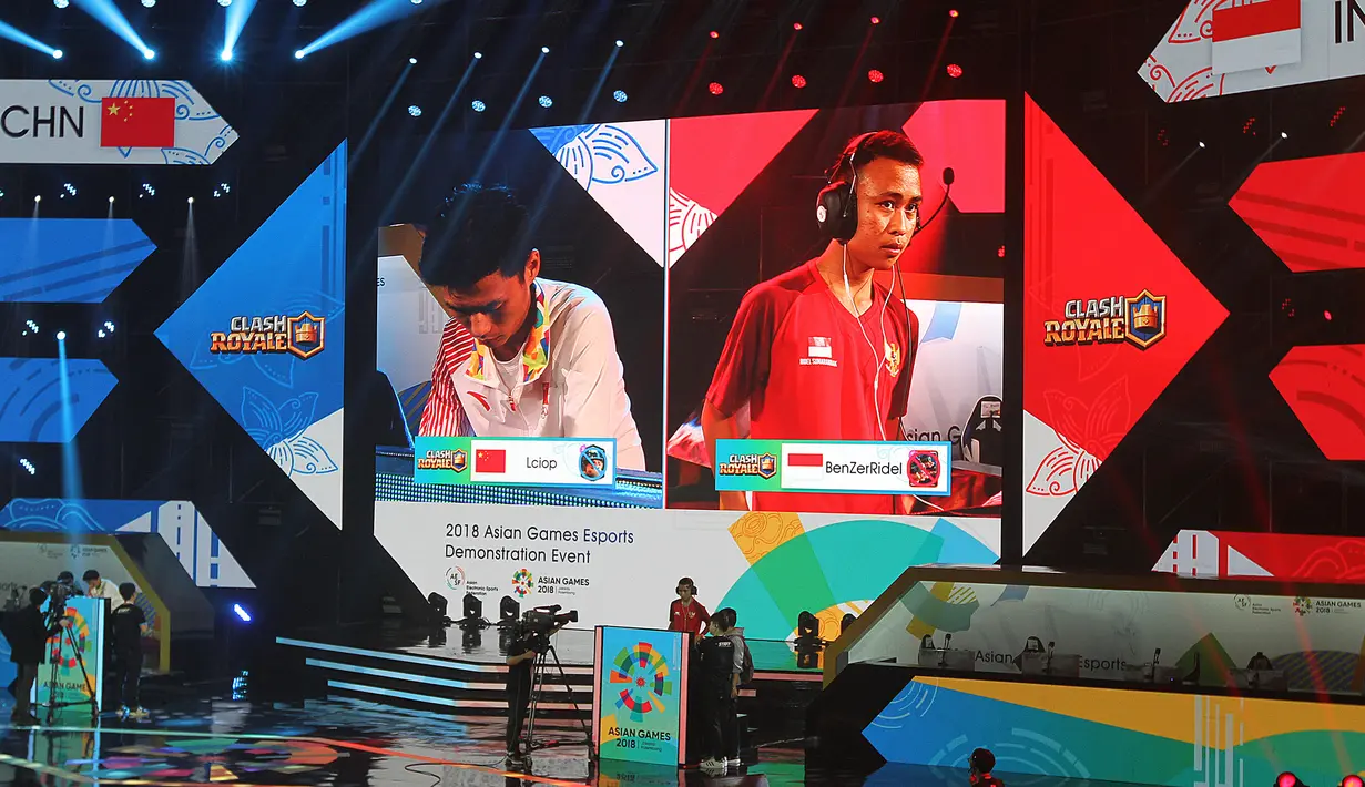 Pemain Indonesia, Sumarandak Ridel alias BenZerRidel bertanding menghadapi pemain Cina, Huang Chenghui alias Lciopdi di nomor final Clash Royale eSports Asian Games 2018 di Britama Arena Jakarta, Jakarta, Senin (27/8). (ANTARA FOTO/INASGOC/Ady Sesotya)