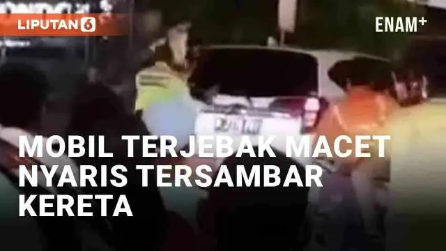Momen menegangkan terekam kala terjadi kemacetan di perlintasan KA Stasiun Pondok Jati Jakarta Timur (2/1/2023). Sebuah mobil terjebak kemacetan di tengah rel ketika sebuah kereta hendak melintas cukup kencang. Momen tersebut membuat panik hingga his...