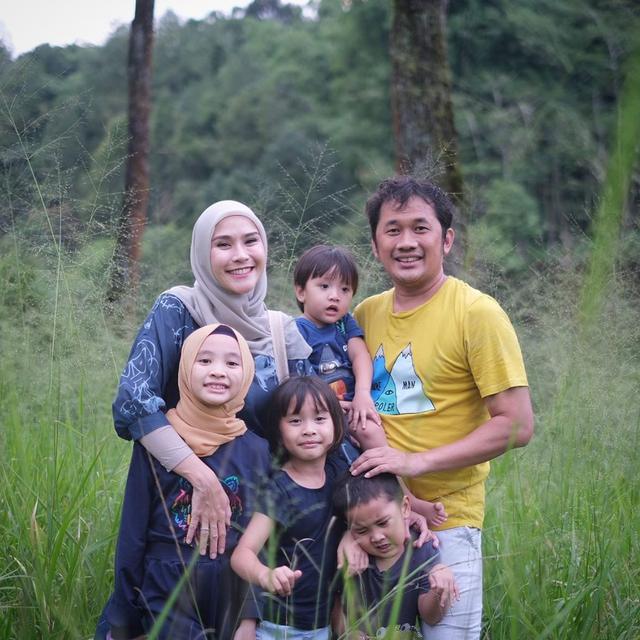 Potret Keluarga Zaskia Adya Mecca Yang Suka Tidur Bareng Di Depan