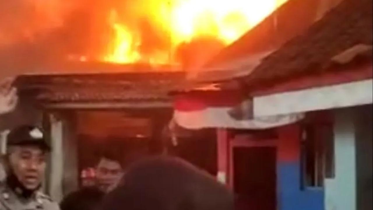 Kebakaran gudang rosok di Jalan Kyai Mojo Pasarkliwon Solo terjadi Selasa (3/10) petang. Kebakaran tersebut merembet 7 bangunan dan rumah warga sekitar. <br>
