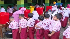 YPAPK memberikan penyuluhan perilaku hidup bersih dan sehat khususnya cara mencuci tangan dengan baik dan benar.