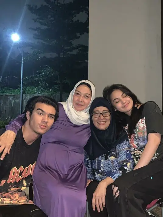 Bahkan Aisyah Aqilah diketahui begitu dekat dengan ibunda Jeff. Tak hanya Aisyah, Jeff Smith juga sudah dikenalkan dengan keluarga Aisyah terutama sang ibunda. Aisyah pernah mengungkapkan rasa syukurnya bisa dekat dan bertemu dengan Mami, panggilan untuk ibunda Jeff Smith. (Liputan6.com/IG/@dahlannurida).