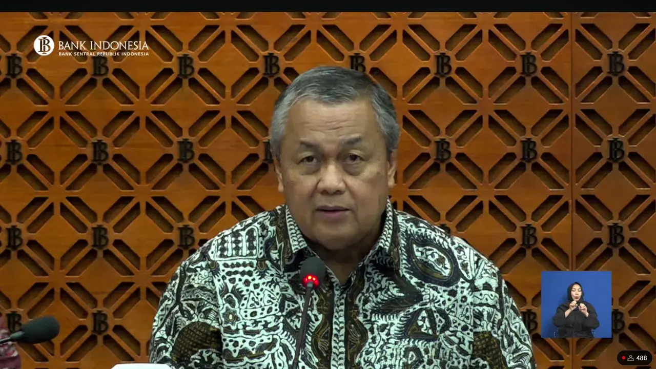 Gubernur Bank Indonesia Perry Warjiyo dalam konferensi pers RDG Oktober 2024, di Gedung BI, Jakarta, Rabu (16/10/2024). (Foto: Liputan6.com/Tira Santia)