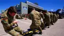 Anggota Angkatan Darat Australia menarik sebuah pesawat C-130J Hercules seberat 40 ton lebih dari jarak sepuluh meter di Royal Australian Air Force (RAAF) Base di Richmond, Australia, Kamis (24/11). (REUTERS / David Gray)