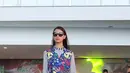 Busana karya desainer Mel Ahrya ikut memeriahkan fashion show di Terminal 3 Ultimate Bandara Soekarno Hatta, Tangerang, Banten, Rabu (20/7). (Liputan6.com/Angga Yuniar)