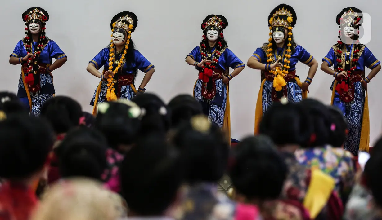 Tari topeng membuka acara  rangkaian acara Bulan Kebangkitan, di Museum Kebangkitan Nasional, Jakarta, Sabtu (21/5/2022). Memperingati Hari Kebangkitan Nasional, Meseum Kebangkitan bekerjasama dengan Belantara Budaya Indonesia menggelar acara dengan tema “Masa Bangkit Wastra dan Budaya”. (Liputan6.com/Johan Tallo)