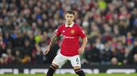 Bek Manchester United, Lisandro Martinez mengontrol bola saat bertanding melawan West Ham United pada pertandingan lanjutan Liga Inggris di stadion Old Trafford di Manchester, Inggris, Minggu, 30 Oktober 2022. Kemenangan ini membuat Manchester United berada di peringkat lima klasemen dengan 23 poin. (AP Photo/Jon Super)