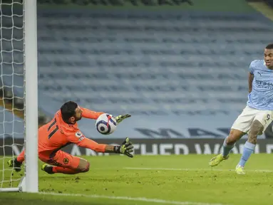Penyerang Manchester City, Gabriel Jesus saat mencetak gol keempat timnya ke gawang Wolverhampton Wanderers pada pertandingan lanjutan Liga Inggris di stadion Etihad di Manchester, Inggris, Rabu (3/3/2021). Gabriel mencetak dua gol dan mengantar City menang atas Wolves 4-1. (Carl Recine/Pool via AP)
