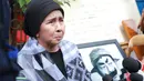 Aktris senior Aty Cancer sangat berduka dengan meninggalnya Suyadi alias Pak Raden. Baginya, Pak Raden adalah seniman yang kaya. (Galih W. Satria/Bintang.com)