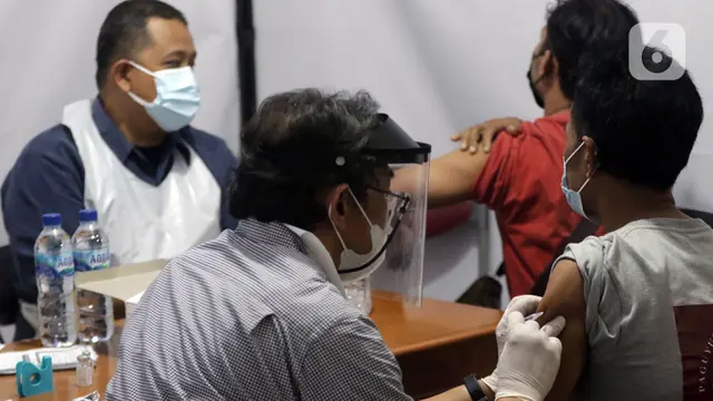 FOTO: Kecamatan Penjaringan Gelar Vaksinasi COVID-19 Malam