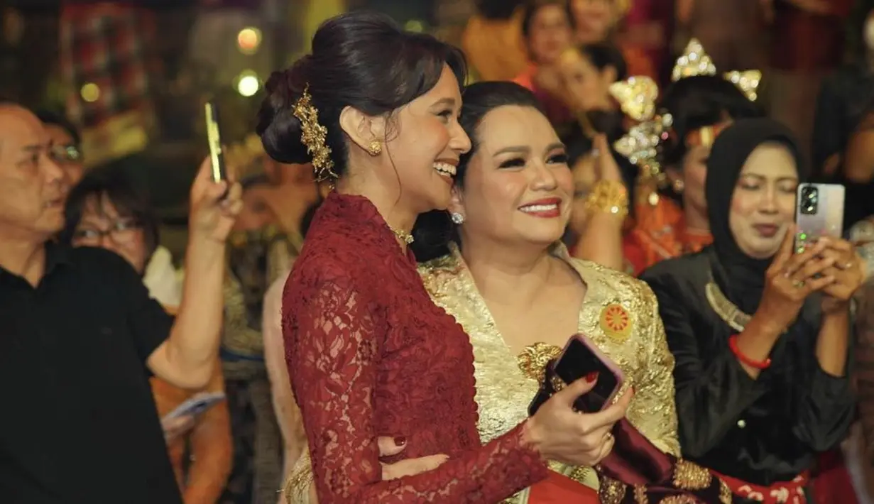 Gista Putri juga menampilkan kesan anggun dalam kebaya maroon yang memesona.  [Foto: Instagram/ Gista Putri]