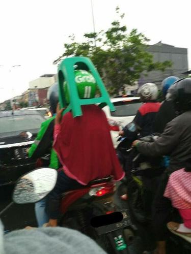 7 Momen Ngakak Penumpang Maksa Naik Ojek Online